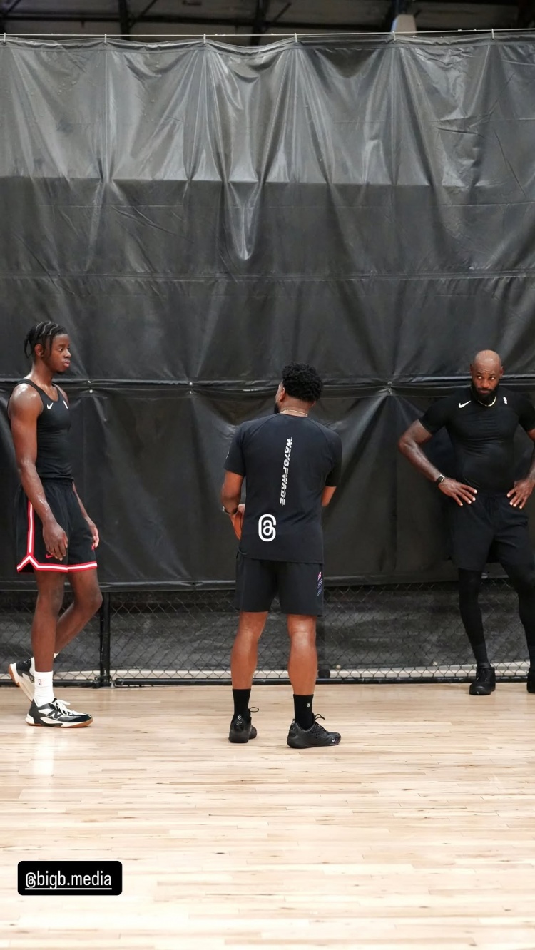 切磋球技！凯莱布.威尔逊晒自己与詹姆斯的训练合照