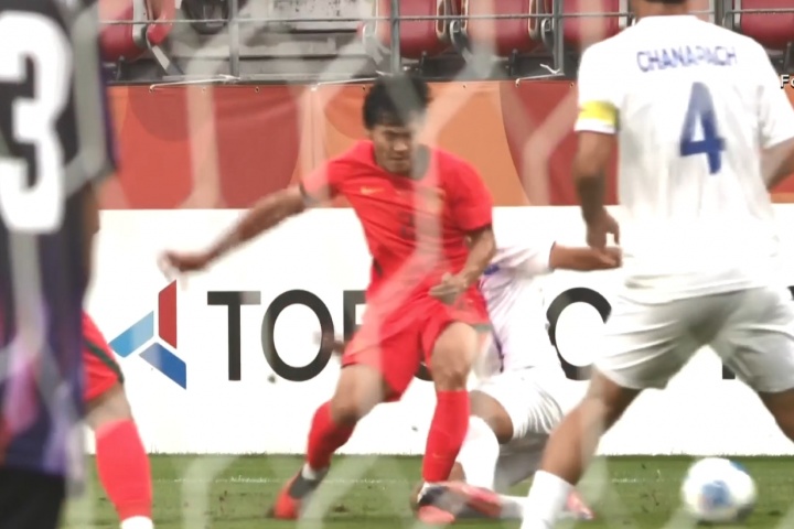 泰国本场第二黄！泰国中场翁沙踢倒胡荷韬，裁判出示黄牌