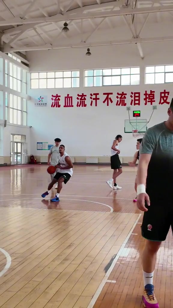 新赛季倒计时！山东男篮晒训练视频：威海集训 全队合练 打磨默契
